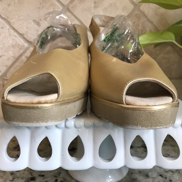 Andre’ Assous Featherweights Peep Toe - Picture 5 of 10